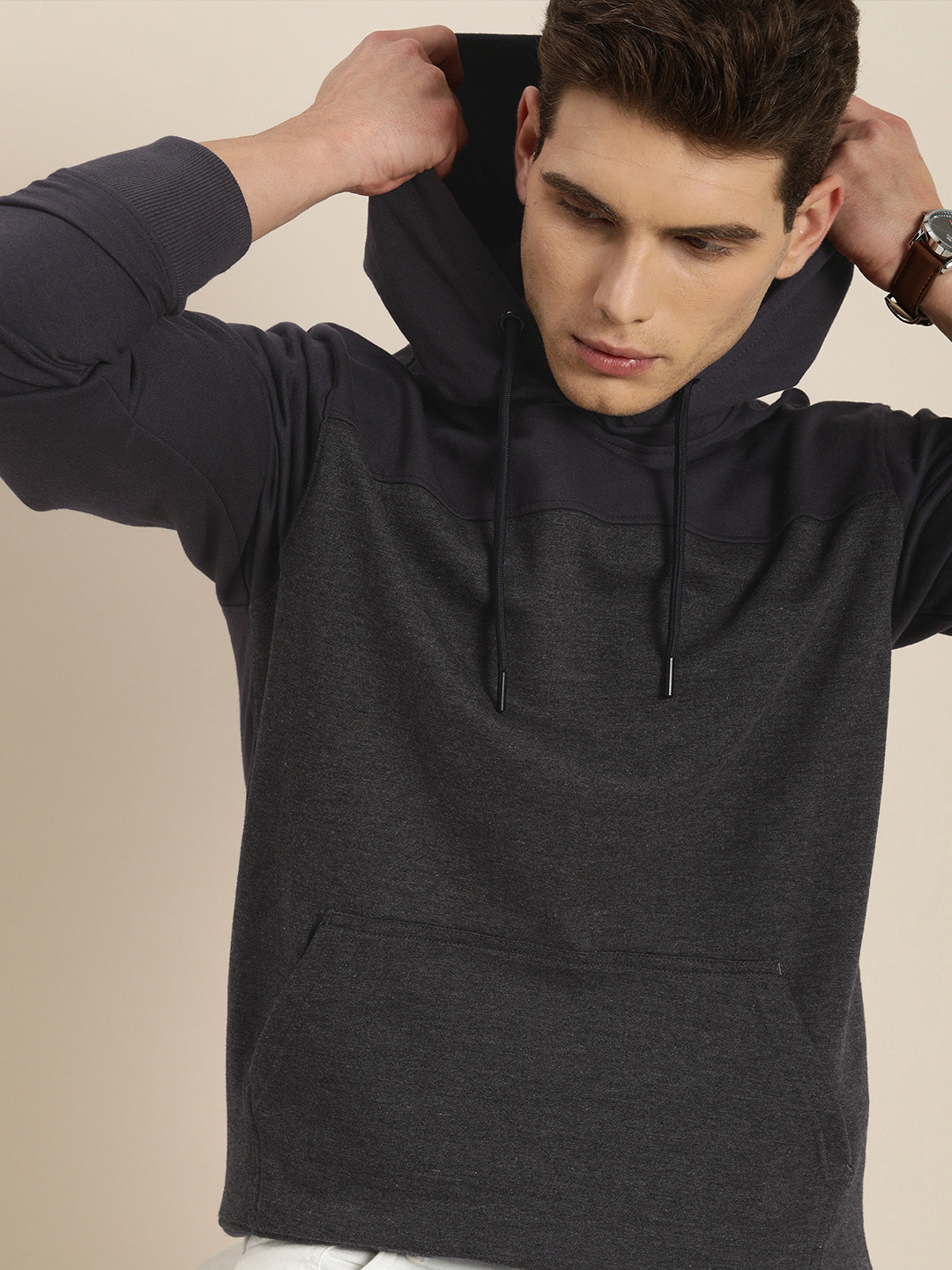 

INVICTUS Men Charcoal Grey Hooded Sweatshirt