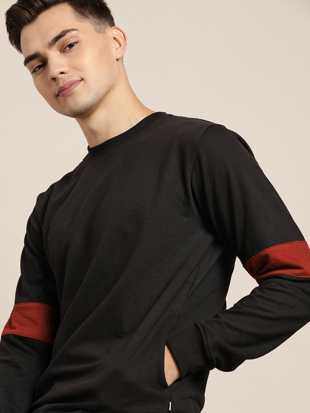 

INVICTUS Men Black Solid Sweatshirt
