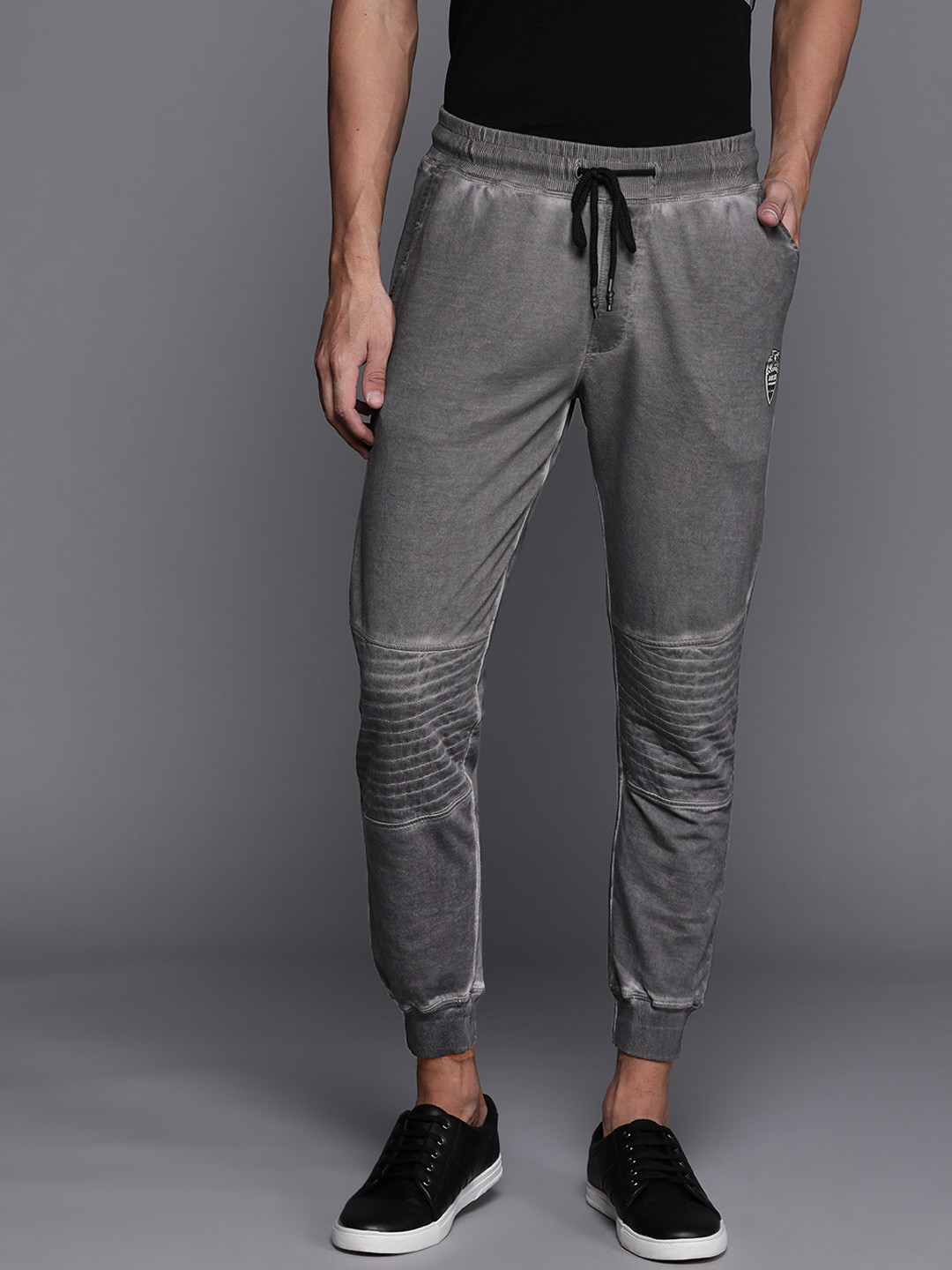 

Ducati Men Charcoal Grey Pure Cotton Solid Cropped Joggers