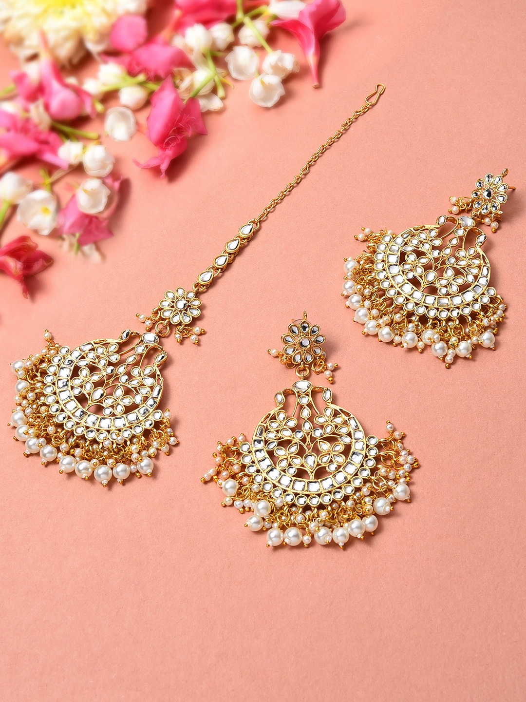 

Zaveri Pearls Women Gold-Plated Gold-Tone Kundan-Studded Earring & Maangtikka Set