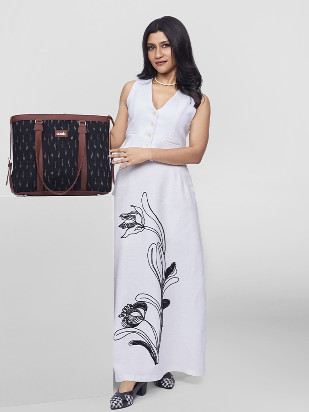

ZOUK Black & White Printed Vegan Leather Sustainable Shoulder 16 Inch Laptop Bag