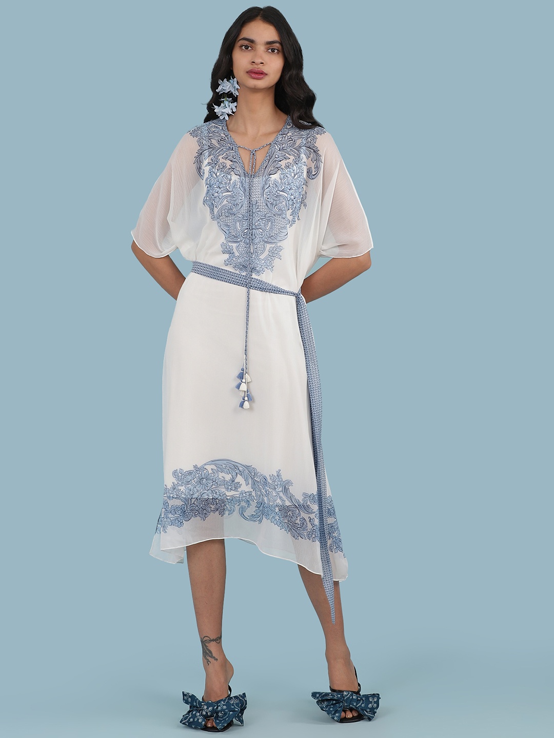 

aarke Ritu Kumar Women White & Blue Ethnic Yoke Design Asymmetric Belted Kurta