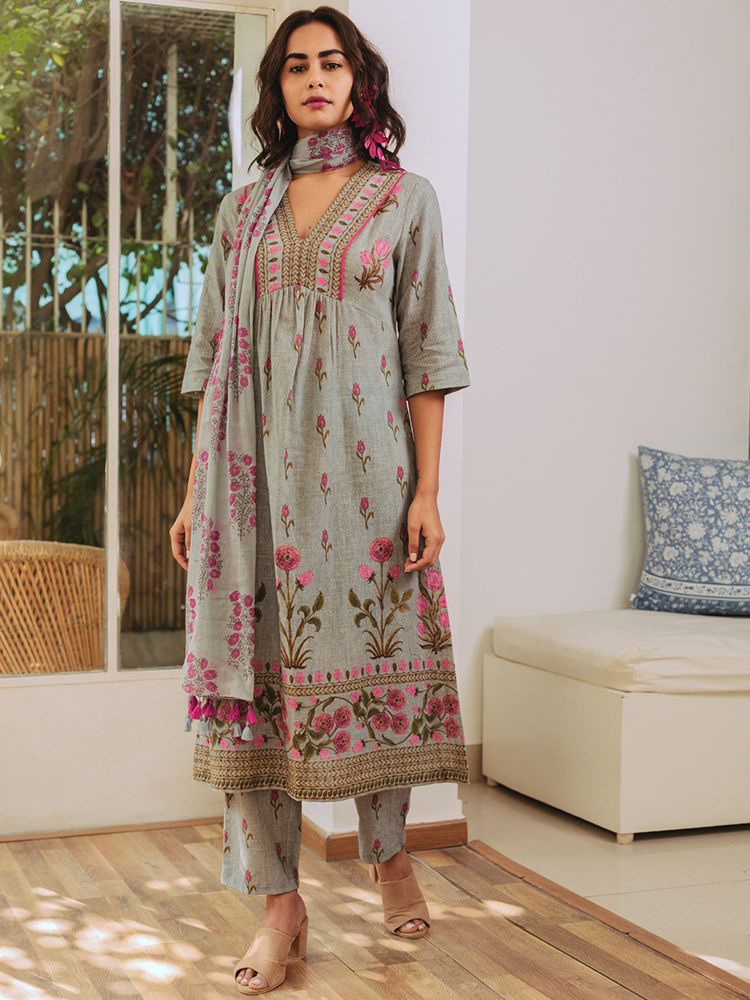 

aarke Ritu Kumar Women Grey Floral Print Pure Cotton Kurta with Trousers & With Dupatta