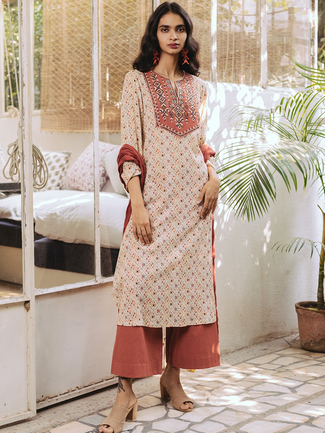 

aarke Ritu Kumar Women Beige & Maroon Ethnic Motifs Print Thread Work Kurta Set & Dupatta