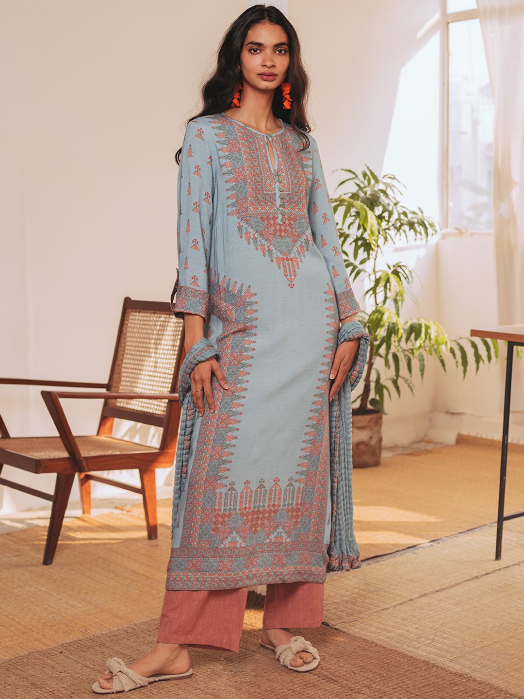 

aarke Ritu Kumar Women Grey Ethnic Motifs Printed Kurta with Trousers & With Dupatta