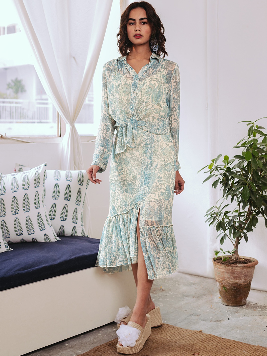 

aarke Ritu Kumar Women Blue & Off White Printed Asymmetric Gathered Straight Skirt