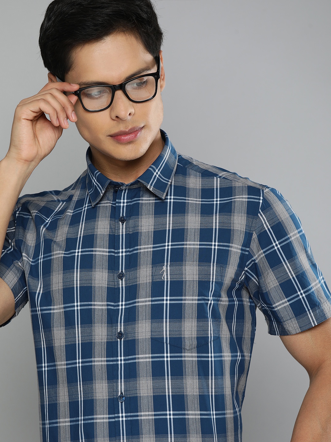 

Indian Terrain Men Navy Blue & White Slim Fit Checked Casual Shirt