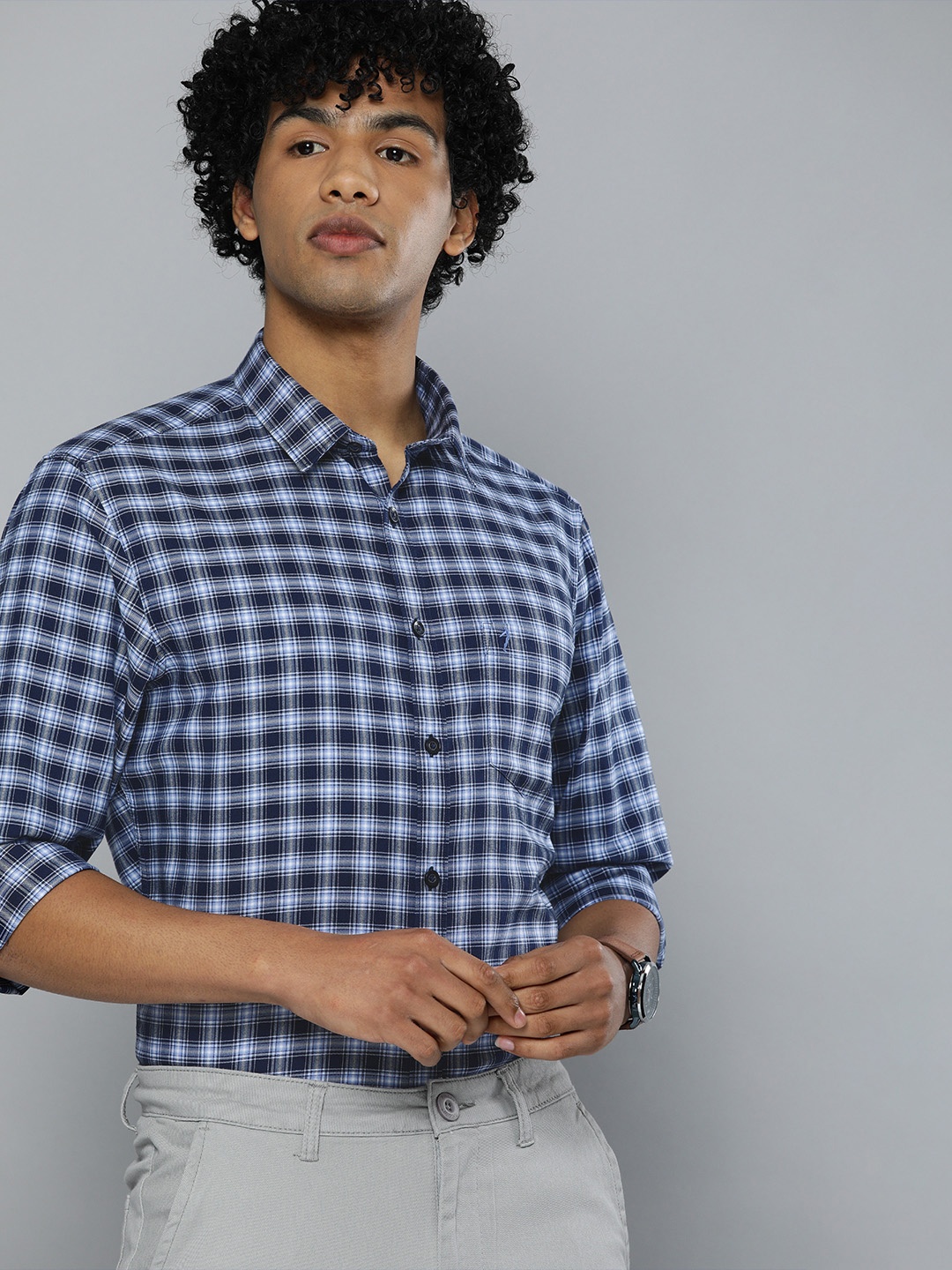 

Indian Terrain Men Navy Blue & White Slim Fit Checked Casual Shirt