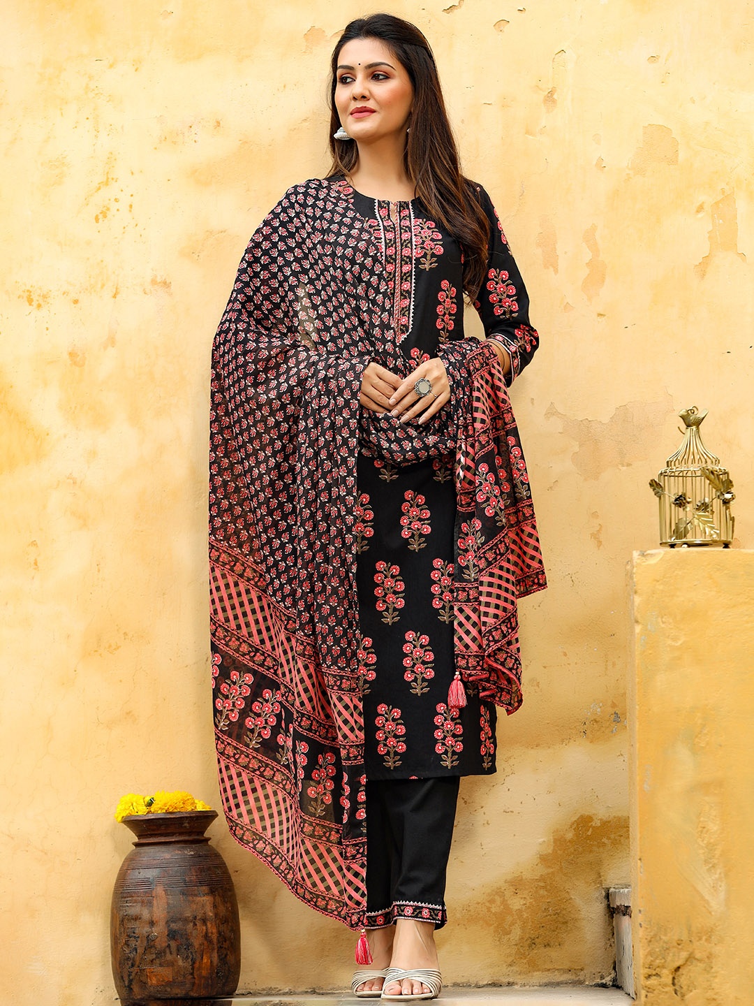 

PIROH Women Black & Pink Ethnic Motifs Gotta Patti Cotton Kurta With Trousers & Dupatta