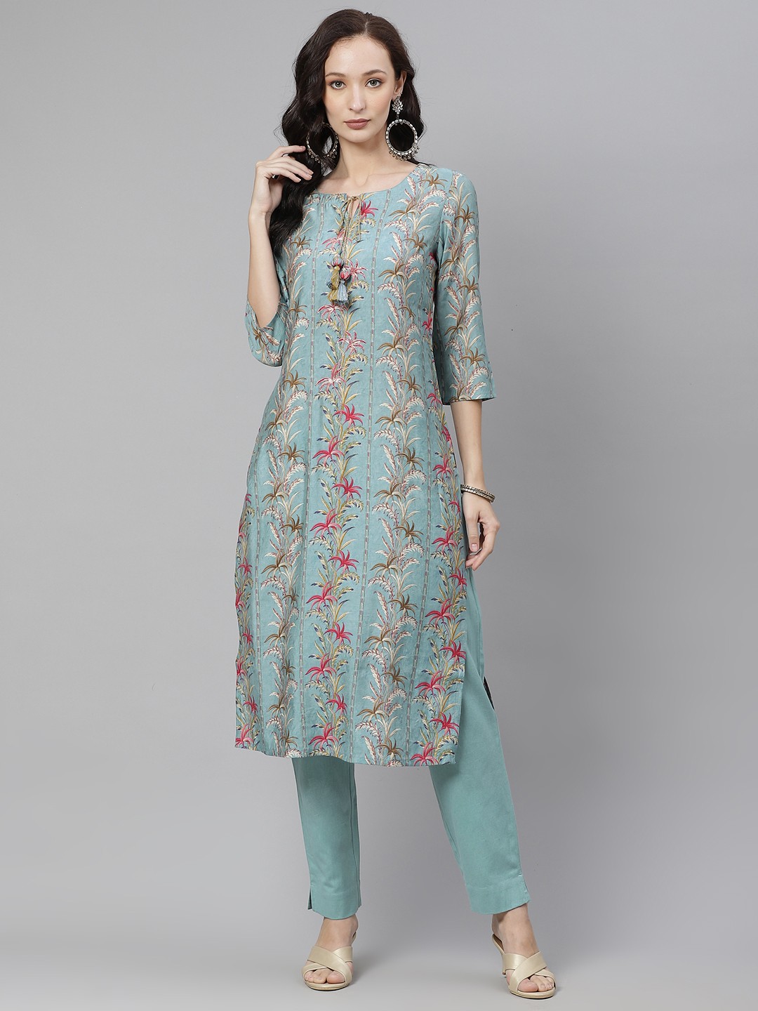 

PIROH Women Blue & Pink Floral Printed Kurta with Trousers