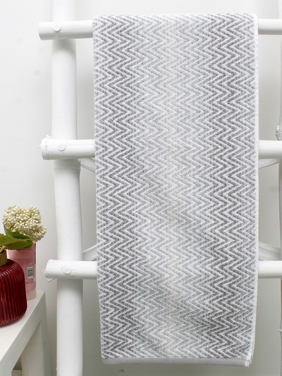 

AVI Living Unisex Grey & White Chevron 550 GSM Cotton Bath Towel