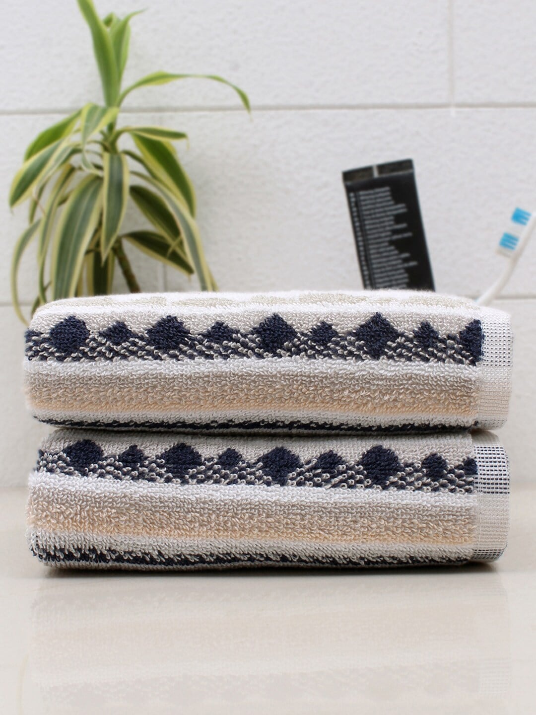 

AVI Living Set of 2 Pink & White Printed Cotton 600 GSM Hand Towels