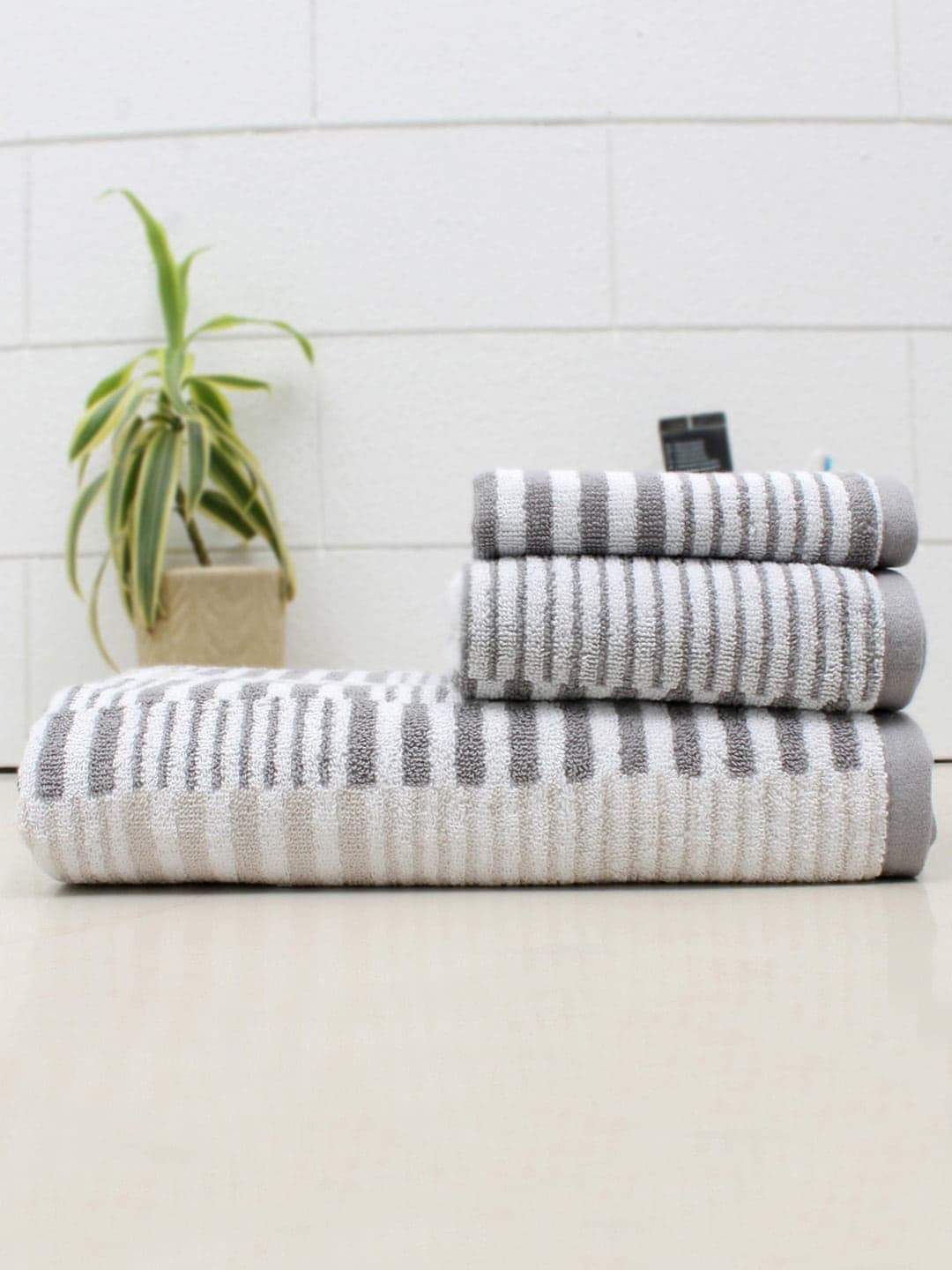 

AVI Living Unisex Grey & White Self Design 550 GSM Askew Cotton Towels