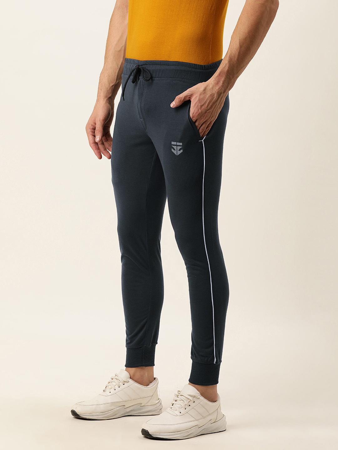 

Sports52 wear Men Charcoal Grey Solid Slim Fit Joggers