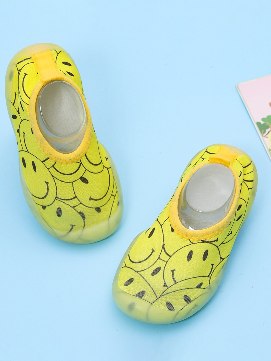 

Yellow Bee Kids Yellow & Black Smiley Printed Cotton Booties