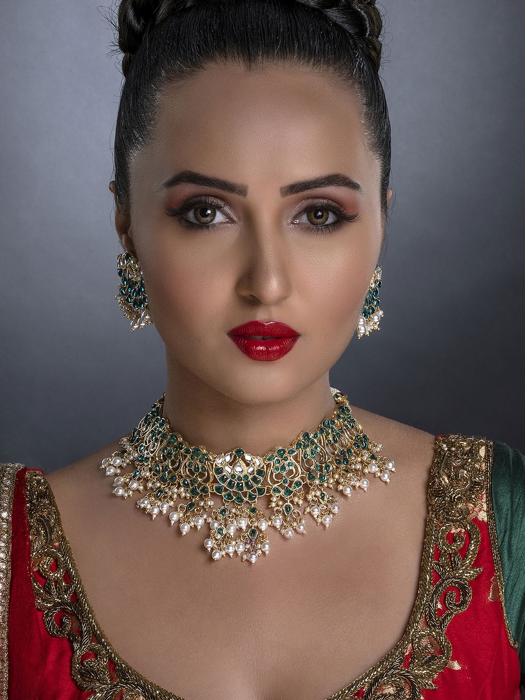 

Sukkhi Gold-Plated Green & White Kundan-Studded & Pearl Beaded Jewellery Set