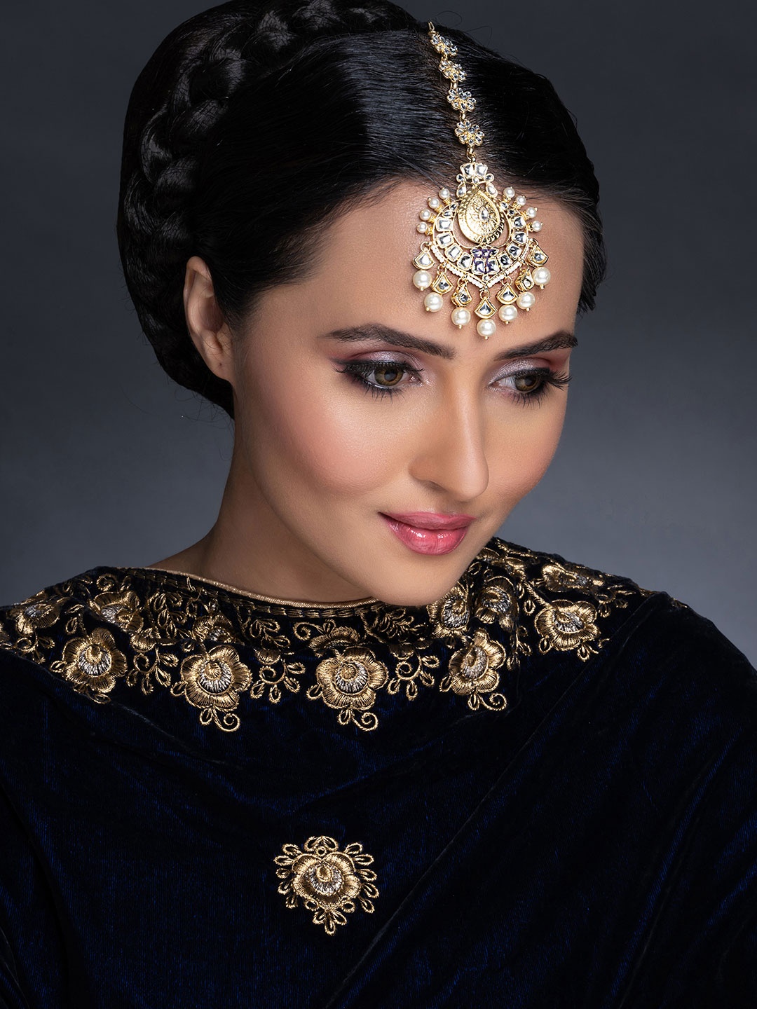 

Sukkhi Gold-Plated White Kundan-Studded & Pearl Beaded Maang Tikka
