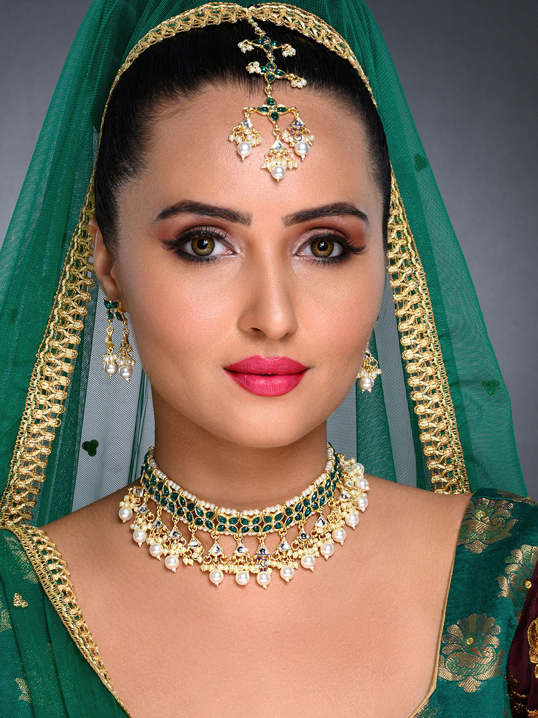 

Sukkhi Gold-Plated Green & White Kundan-Studded & Beaded Jewellery Set