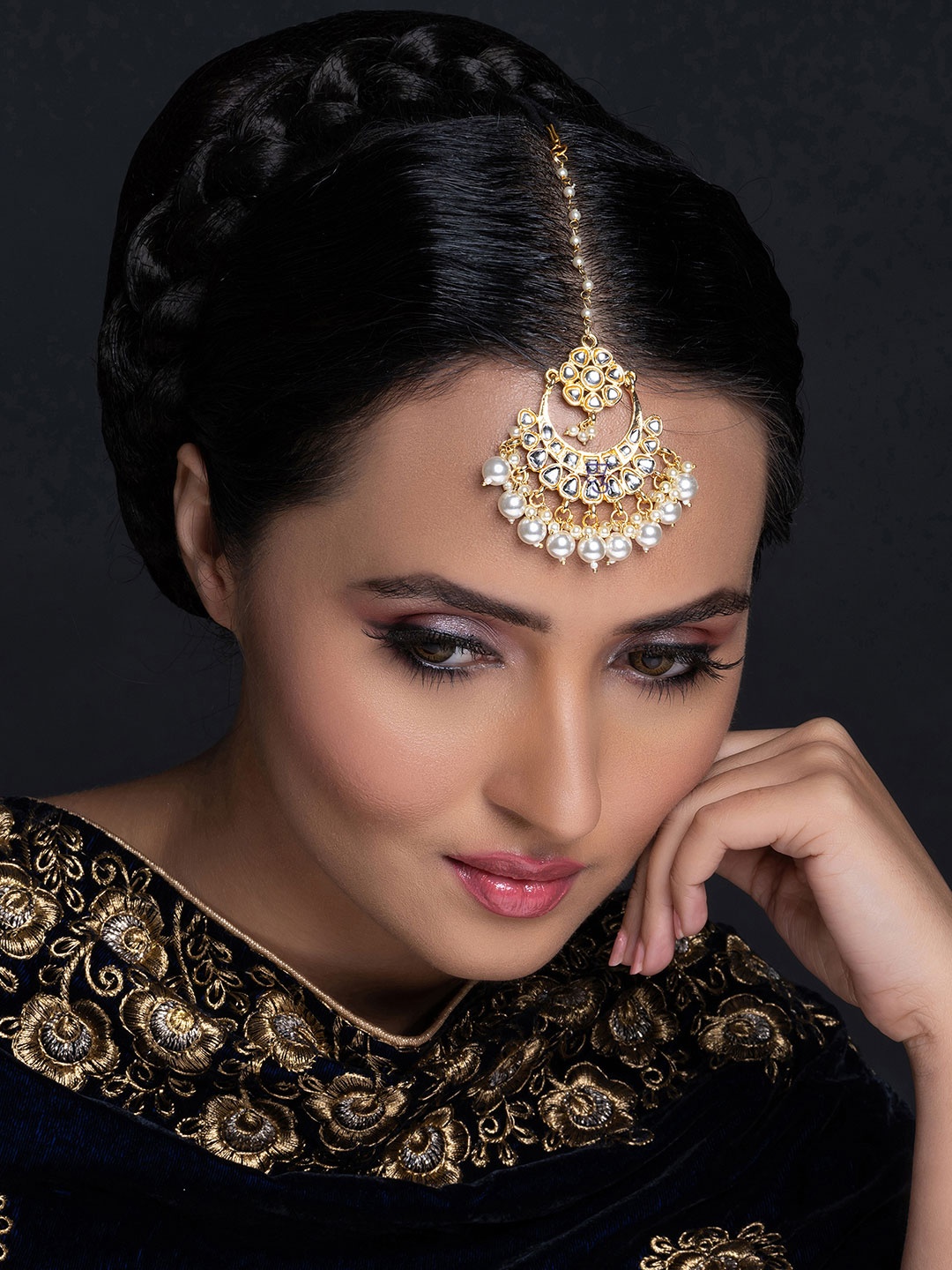 

Sukkhi Gold-Plated White Kundan-Studded & Pearl Beaded Maang Tika