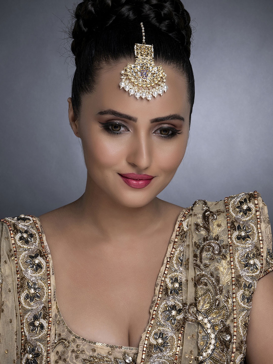 

Sukkhi Gold-Plated White Kundan-Studded & Pearl Beaded Maang Tika