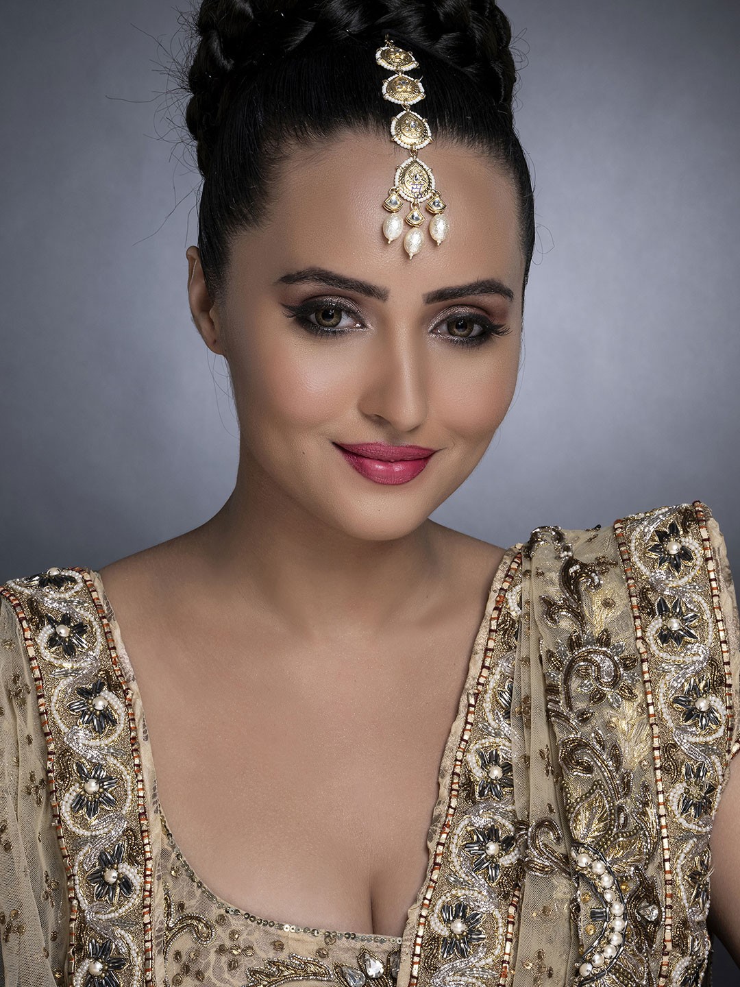 

Sukkhi Gold-Plated White Kundan-Studded & Beaded Maang Tikka