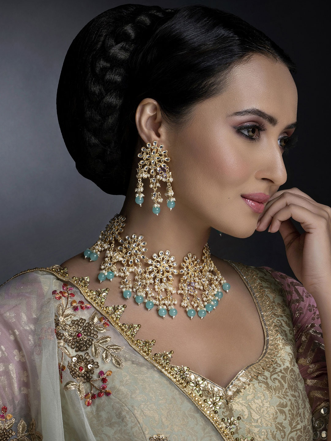 

Sukkhi Gold-Plated Blue & White Pleasing Kundan Studded Pearl Beaded Choker Jewellery Set