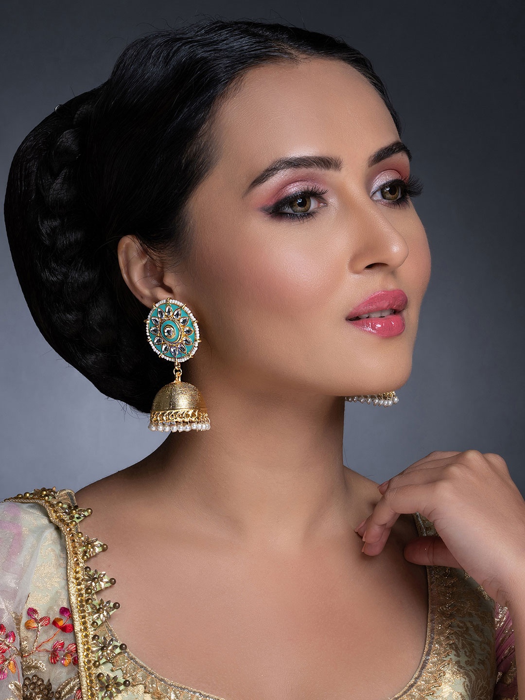 

Sukkhi Blue Gold-Plated Kundan Studded Handcrafted Dome Shaped Jhumkas
