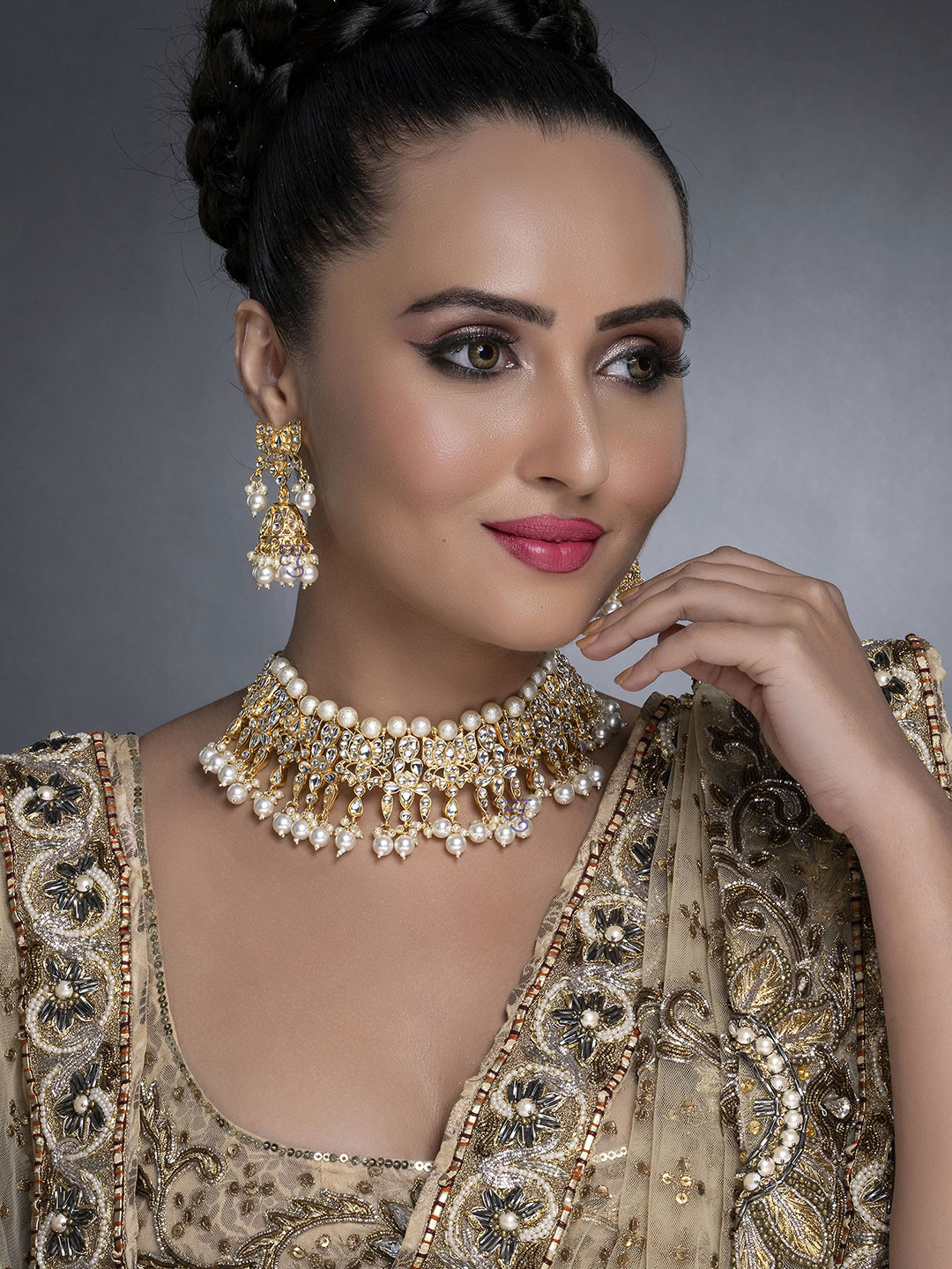 

Sukkhi Gold-Plated White Kundan-Studded & Pearl Beaded Jewellery Set