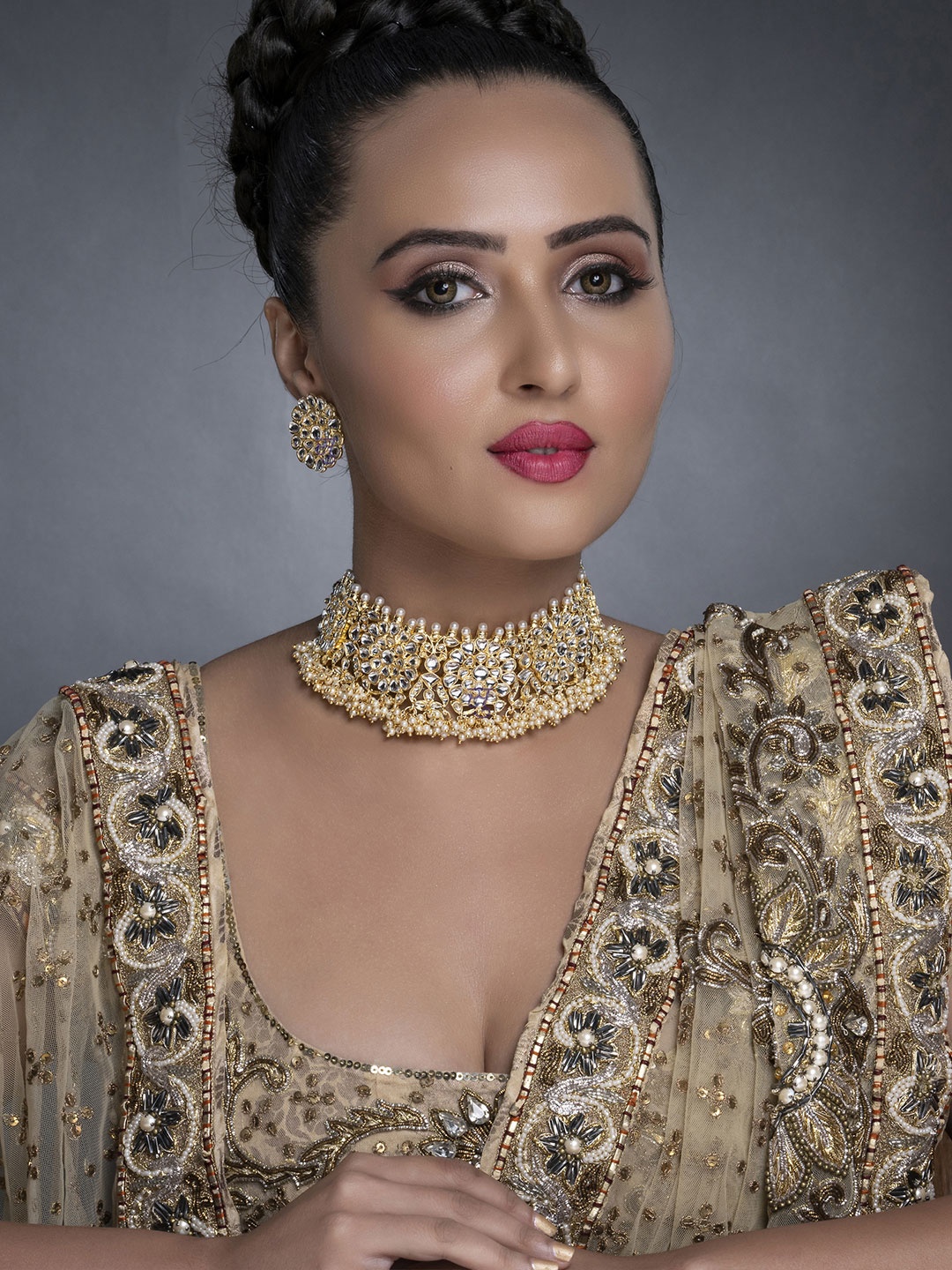 

Sukkhi Gold-Plated White Kundan-Studded & Pearl Beaded Jewellery Set