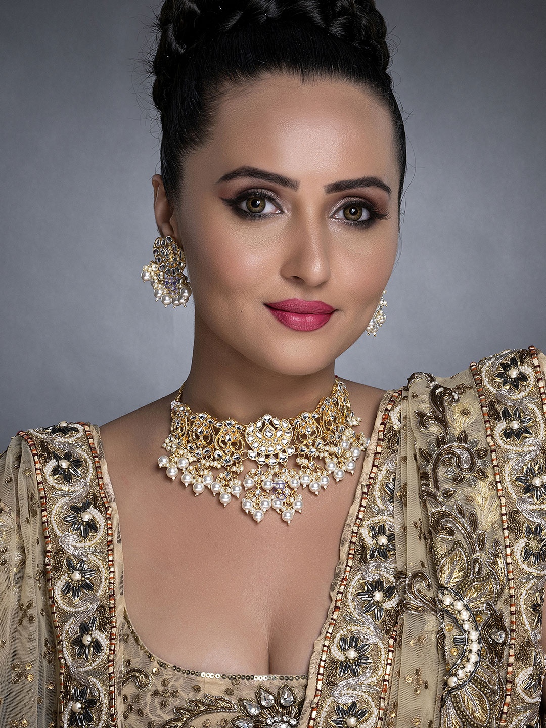 

Sukkhi Gold-Plated White Kundan-Studded & Pearl Beaded Jewellery Set