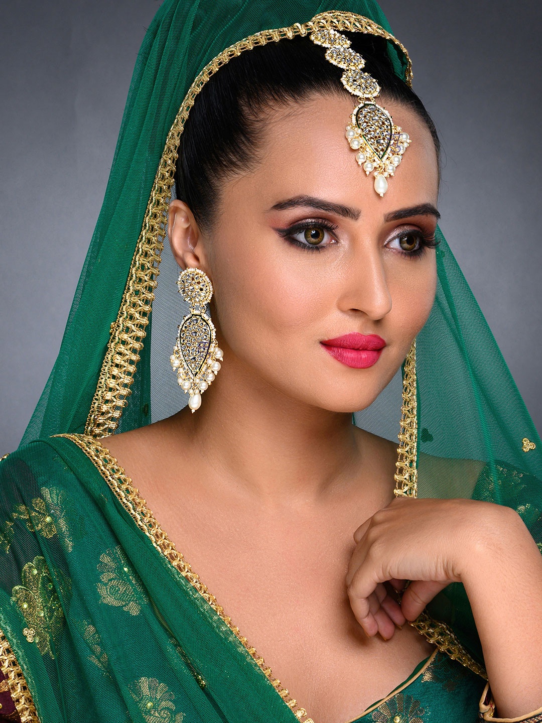 

Sukkhi Gold-Plated White & Green Kundan-Studded & Pearl-Beaded Meenakari Jewellery Set