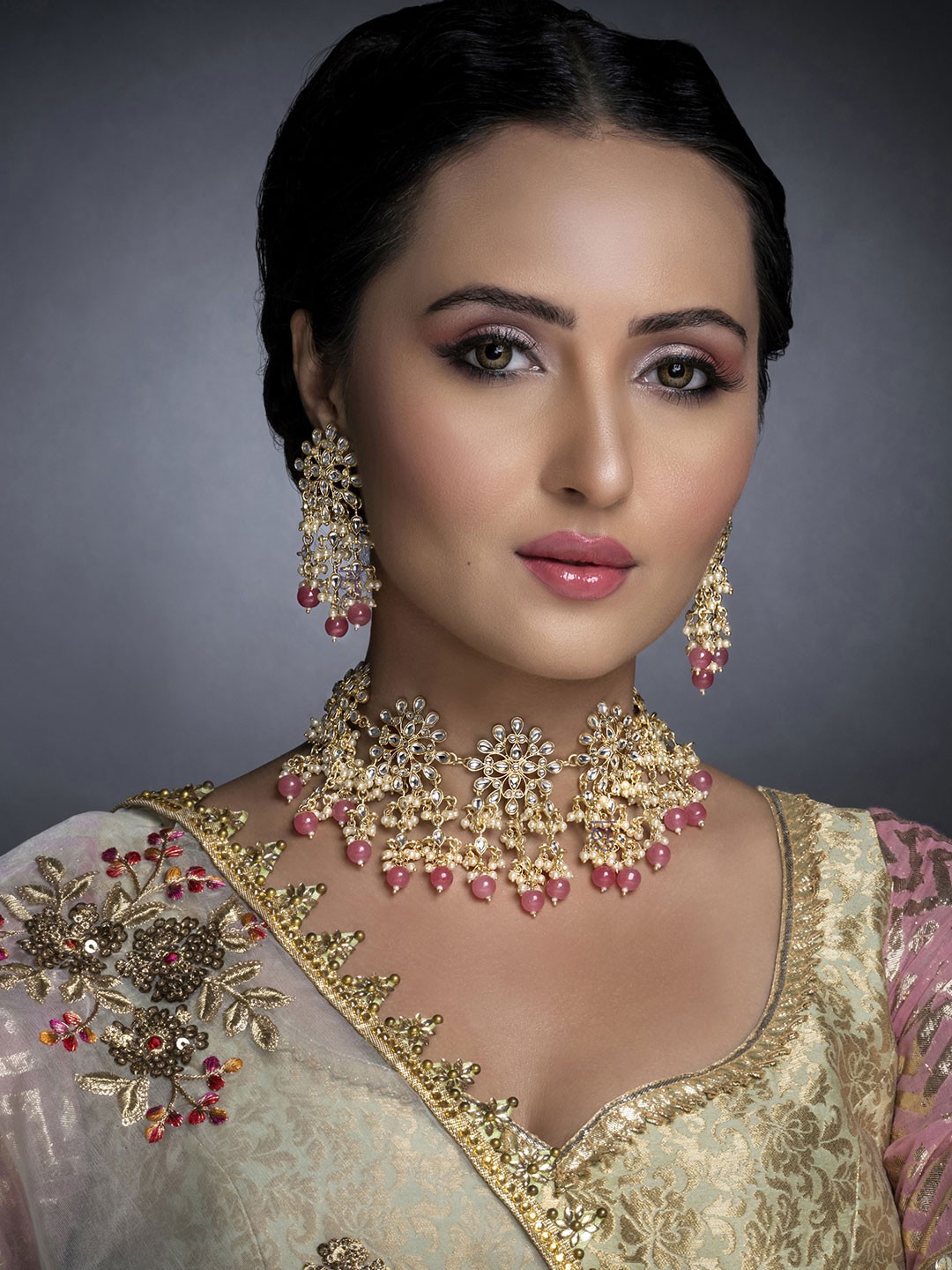 

Sukkhi Gold-Plated Red & White Lavish Kundan Studded Pearl Beaded Choker Jewellery Set