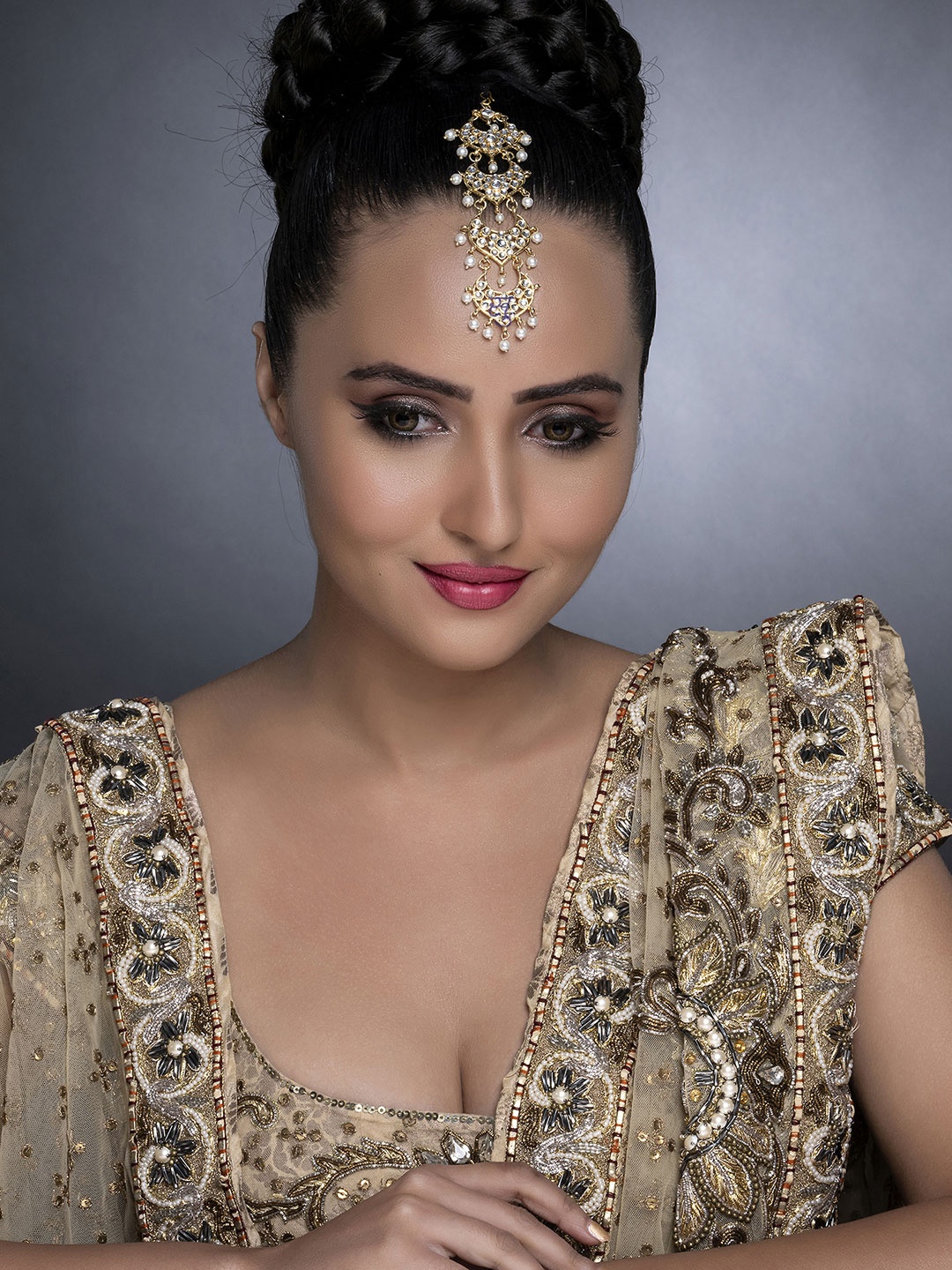 

Sukkhi Gold-Plated & White Stylish Kundan & Pearl Studded Maangtikka