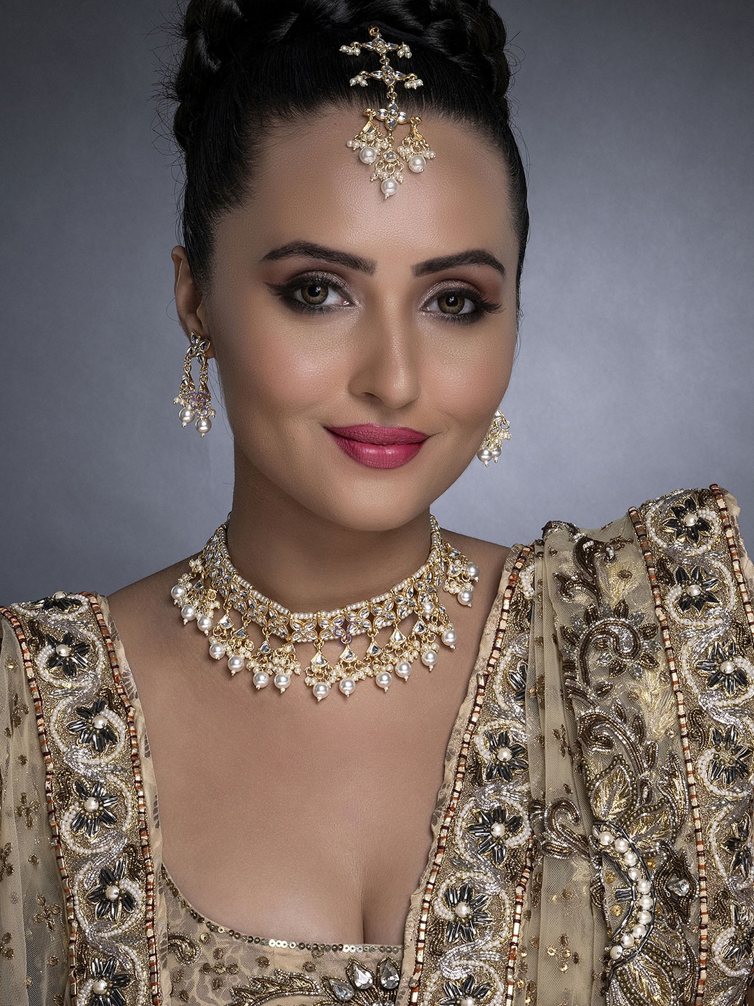 

Sukkhi Gold-Plated & White Youthful Kundan Studded Pearl Beaded Choker Jewellery Set