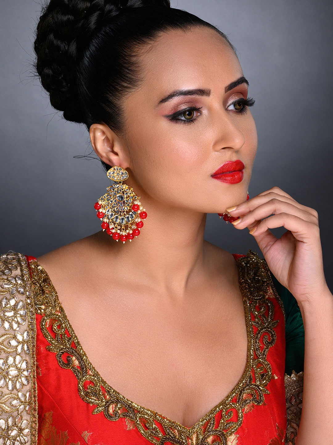

Sukkhi Red Gold-Plated Kundan Studded Crescent Shaped Chandbalis