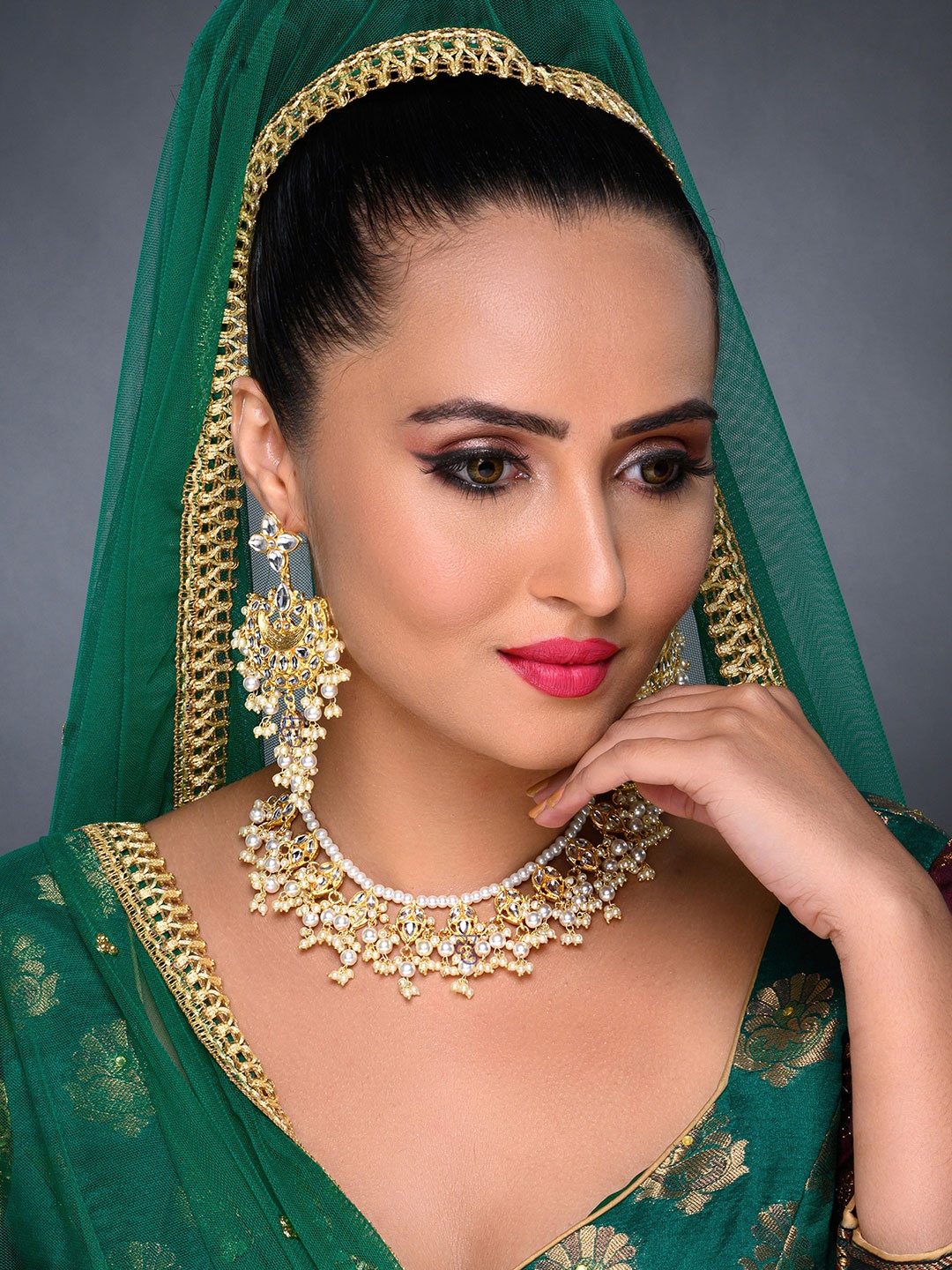 

Sukkhi Gold-Plated & White Luxurious Kundan Studded Pearl Beaded Choker Jewellery Set