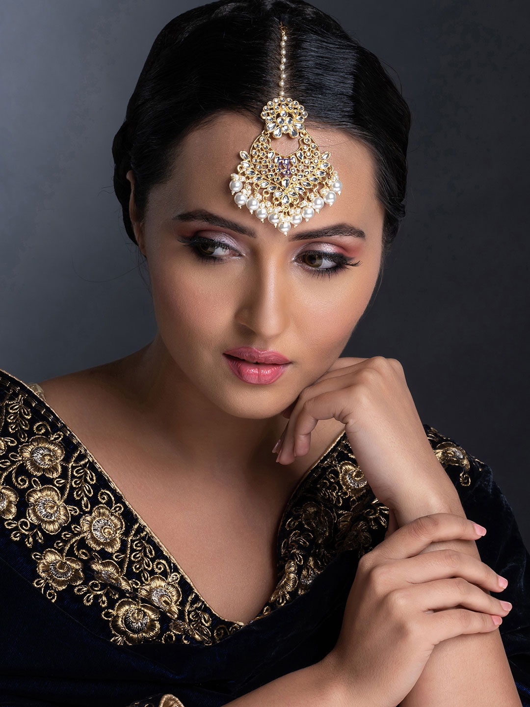 

Sukkhi Gold-Plated White Kundan-Studded & Pearl Beaded Maang Tikka