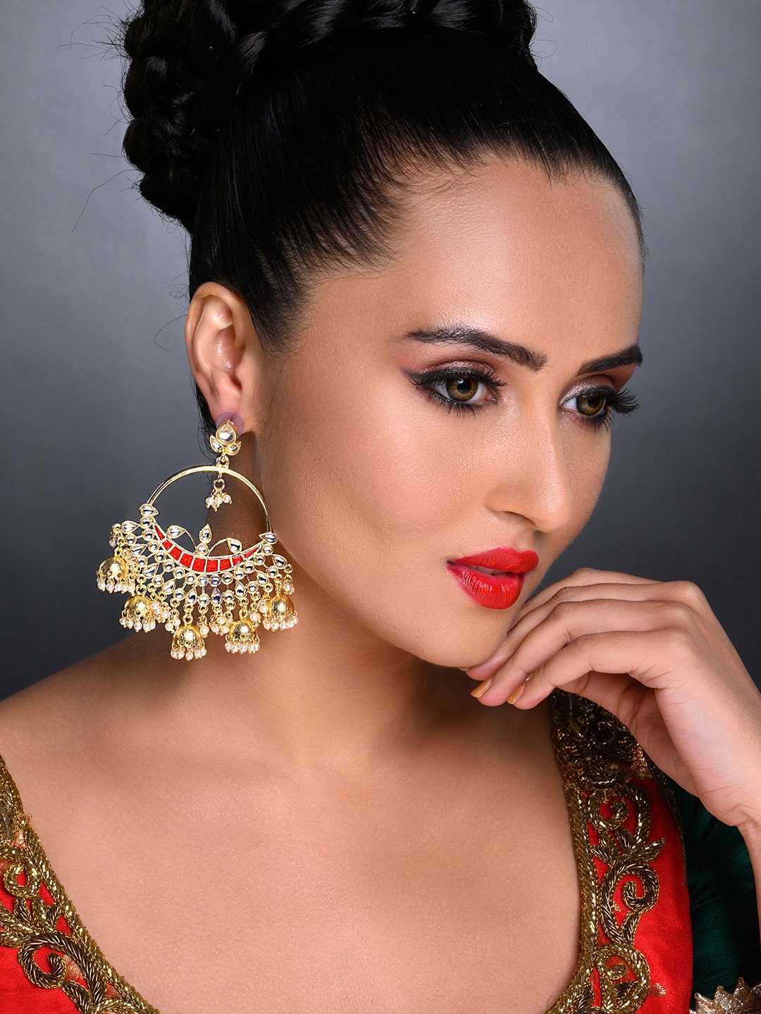 

Sukkhi Maroon Gold-Plated Kundan Studded Dome Shaped Jhumkas