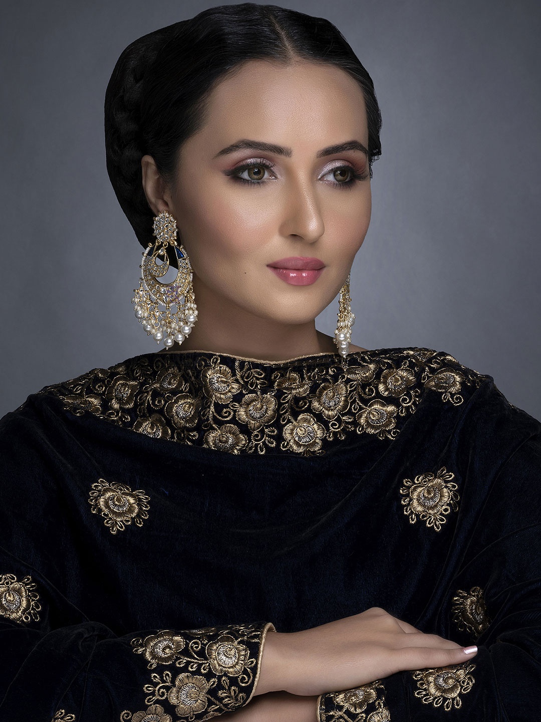 

Sukkhi Blue Gold-Plated Kundan Studded Crescent Shaped Chandbalis