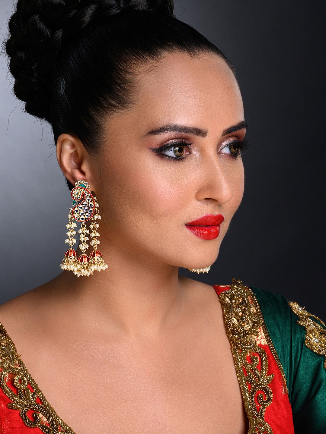 

Sukkhi Red Gold-Plated Kundan Studded Enamelled Dome Shaped Jhumkas