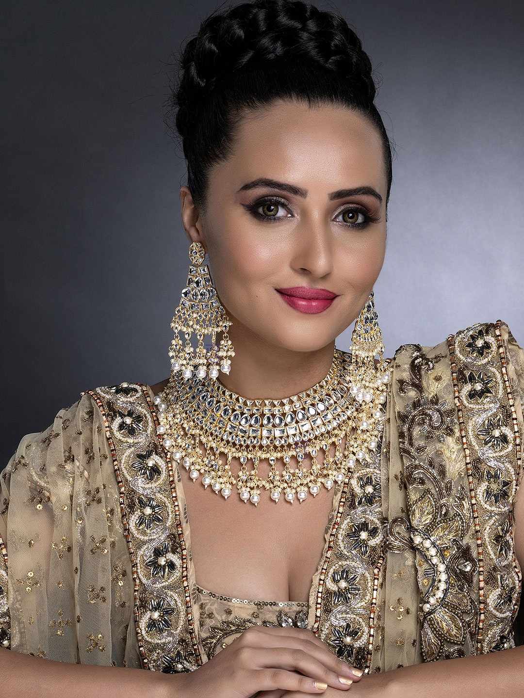 

Sukkhi Gold-Plated White Kundan-Studded & Pearl Beaded Jewellery Set