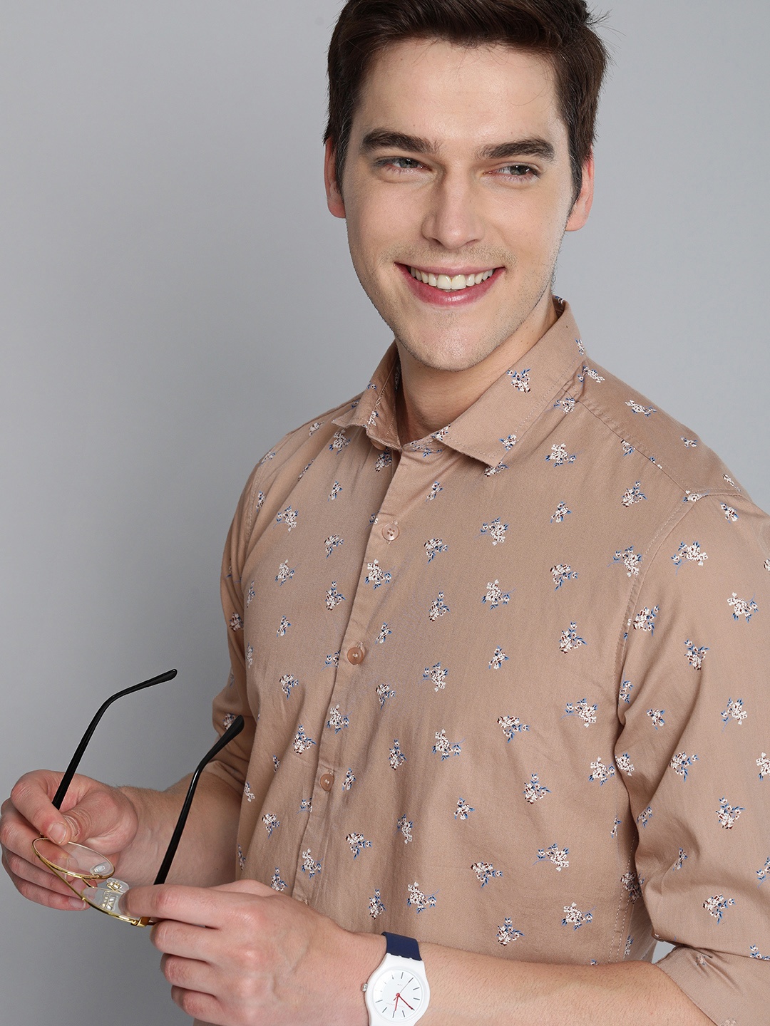 

Mast & Harbour Men Khaki & Blue Floral Printed Casual Shirt