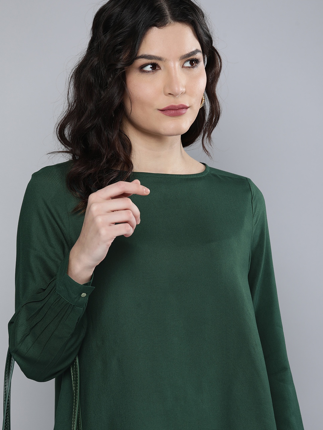 

Chemistry Green Solid Round Neck Cuff Sleeves Regular Top