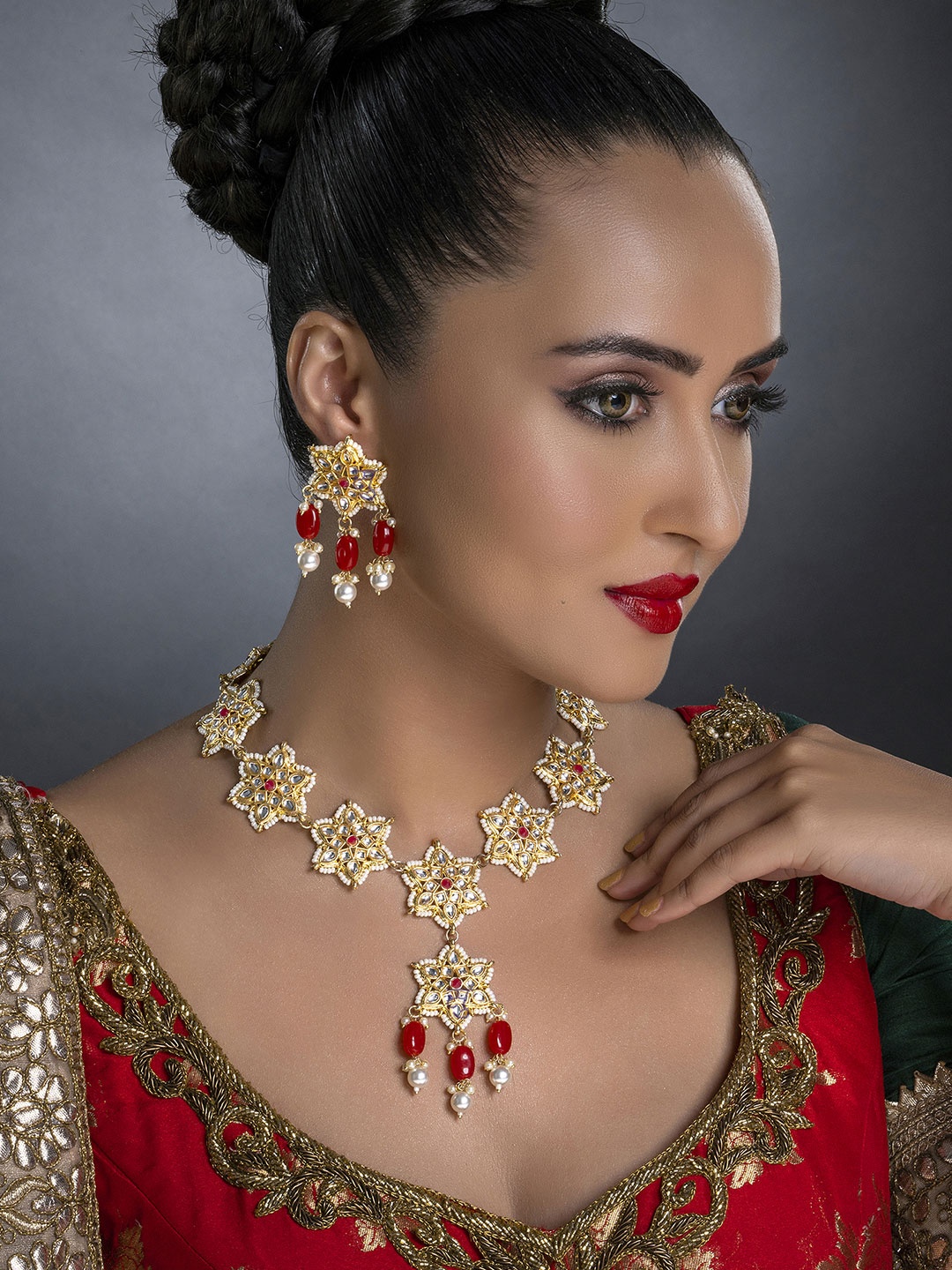 

Sukkhi Gold-Plated Maroon & White Kundan-Studded & Pearl-Beaded Jewellery Set