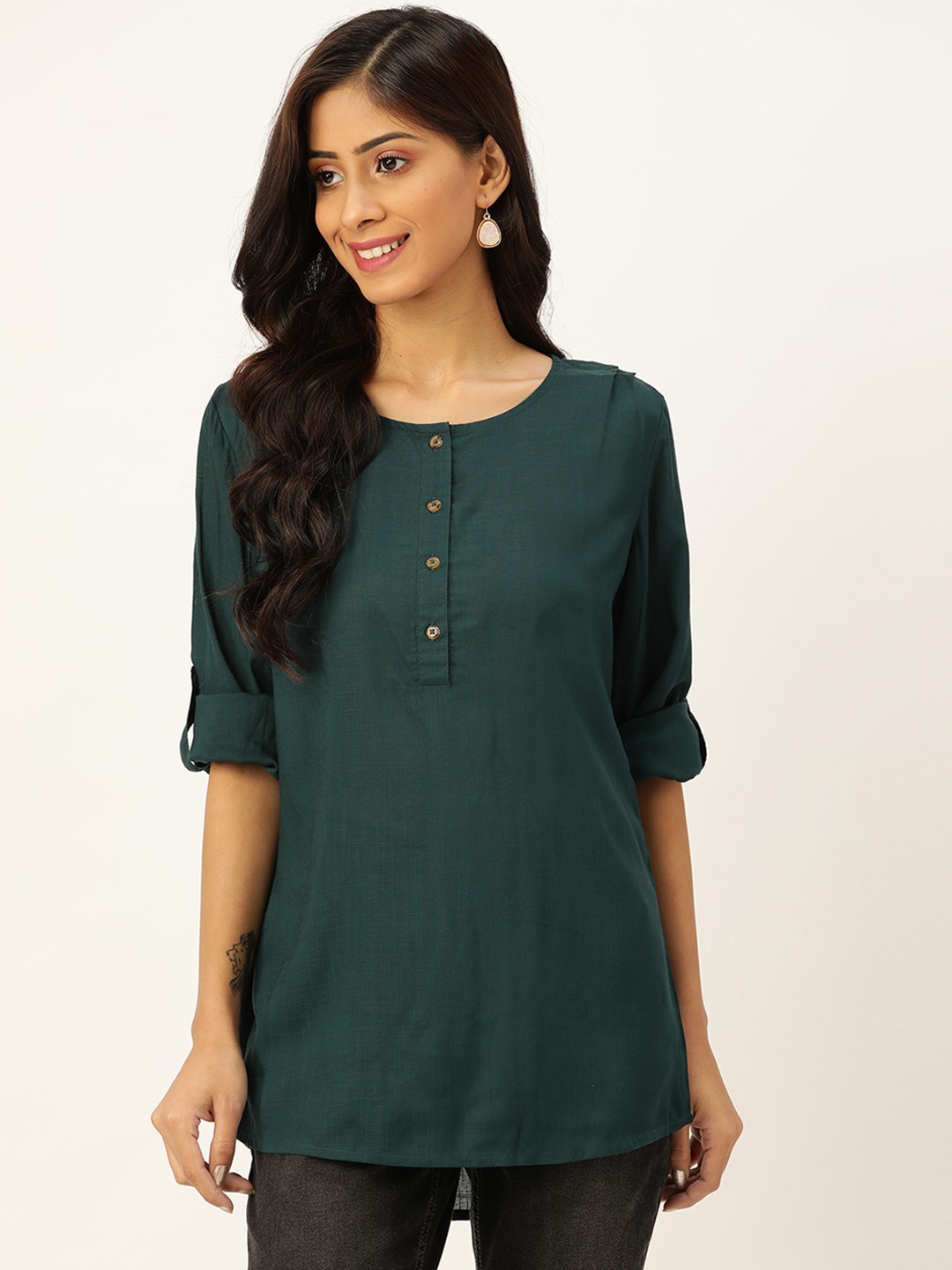

Vaak Green Solid Cuffed Sleeves Top