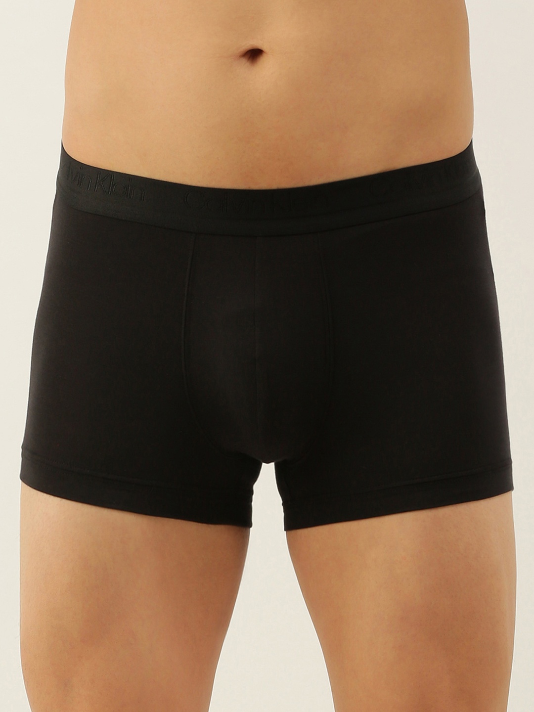 

Calvin Klein Underwear Men Black Solid Trunk NB2454UB1-UB1