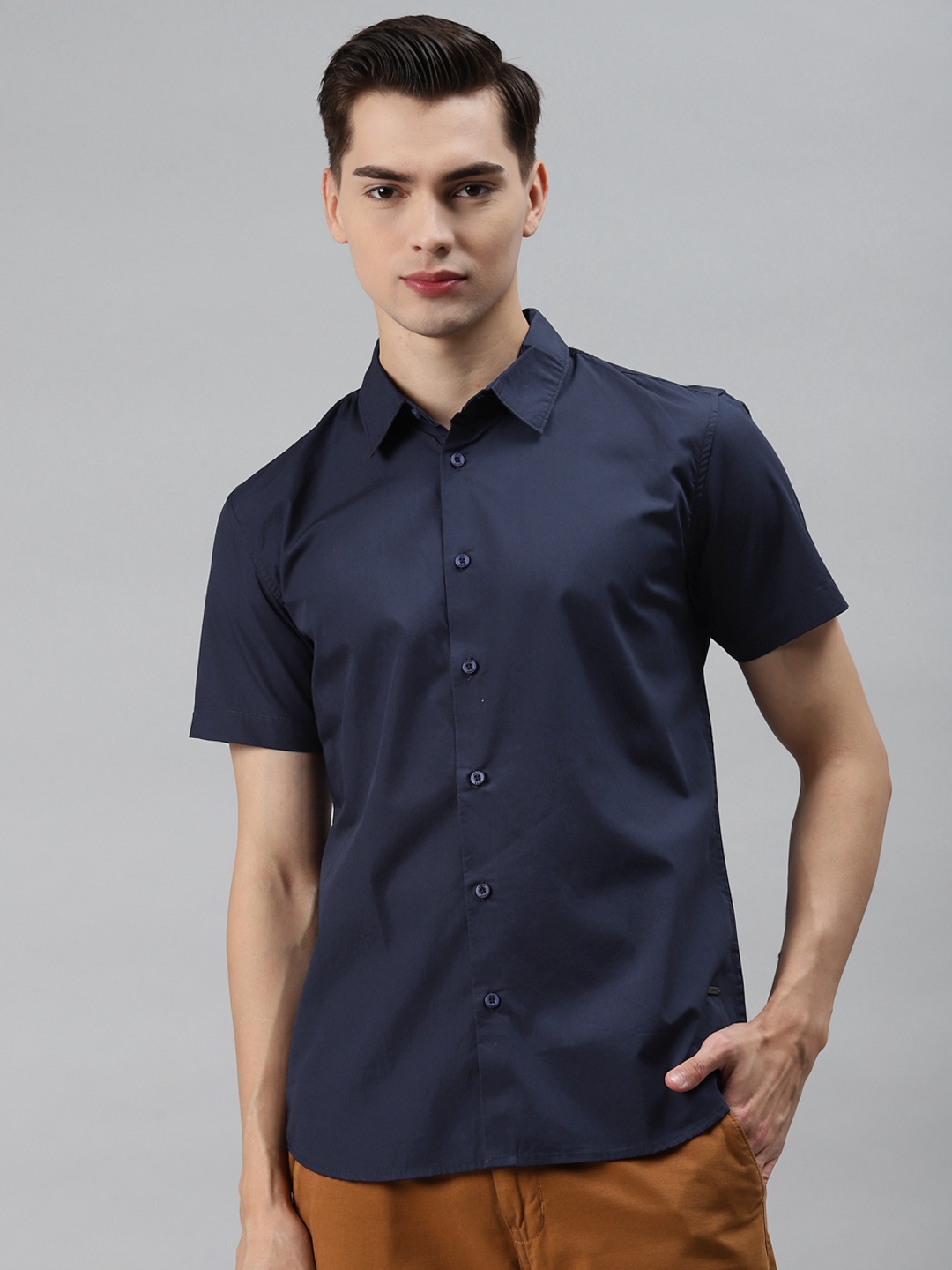 

abof Men Navy Blue Pure Cotton Solid Slim Fit Casual Shirt