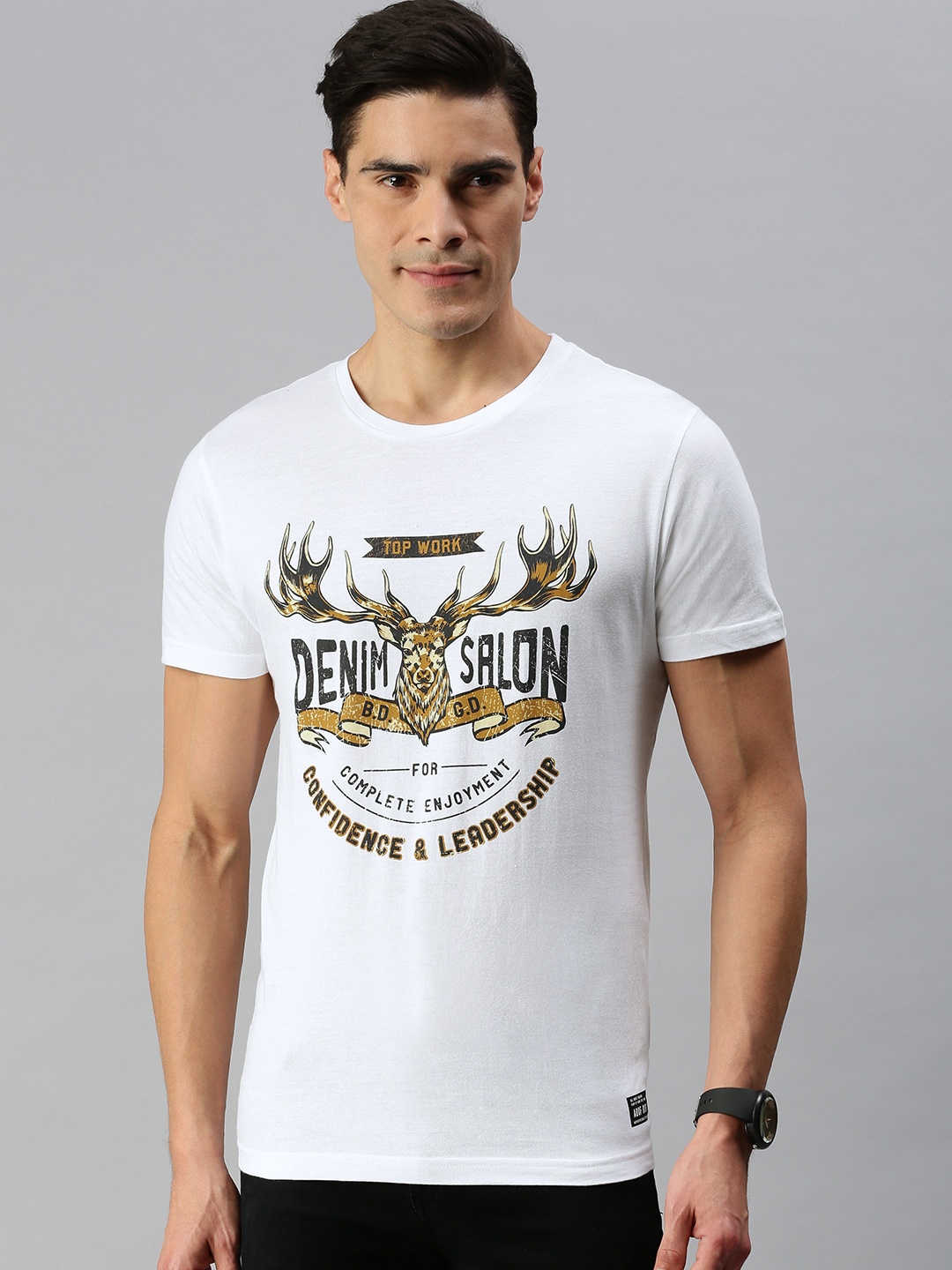 

abof Men White Graphic Printed Pure Cotton Slim Fit Casual T-shirt