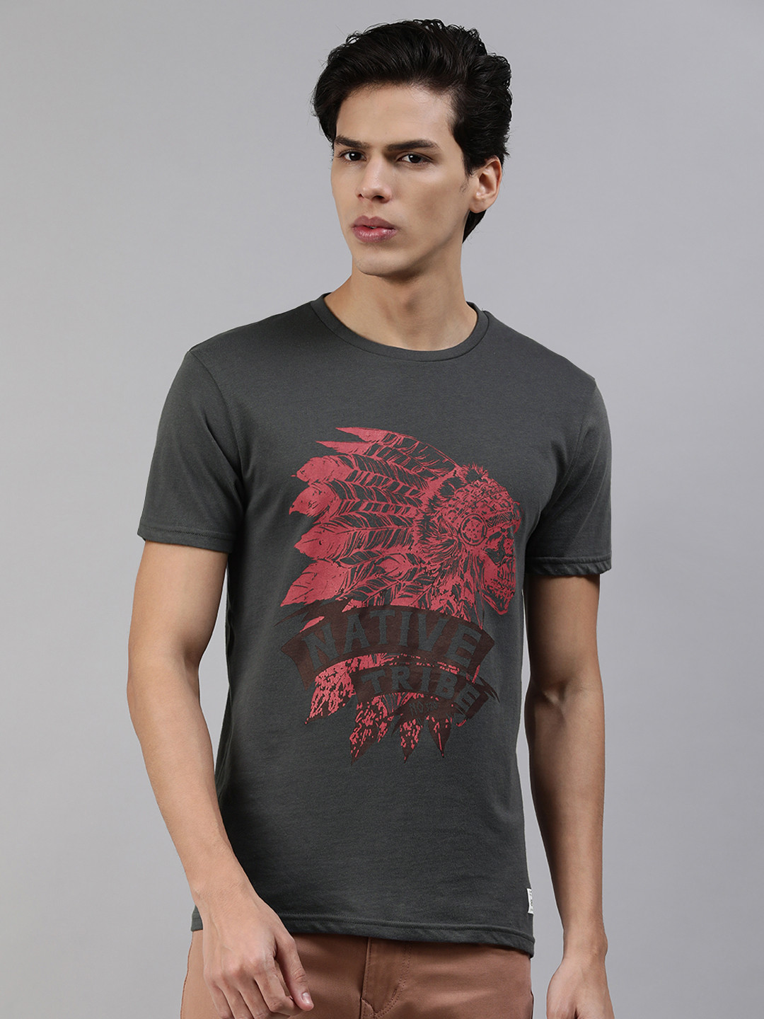

abof Men Grey Red Printed Slim Fit Pure Cotton T-shirt