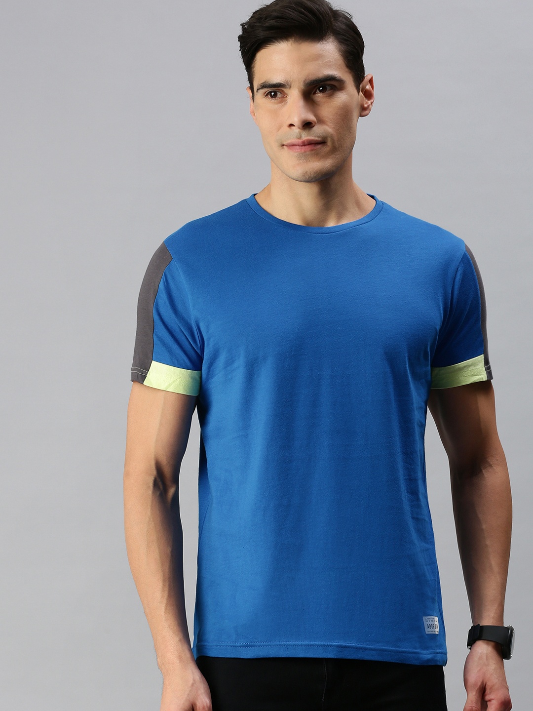 

abof Men Blue Solid Round-Neck Pure Cotton Casual T-shirt With Colourblocked Sleeves